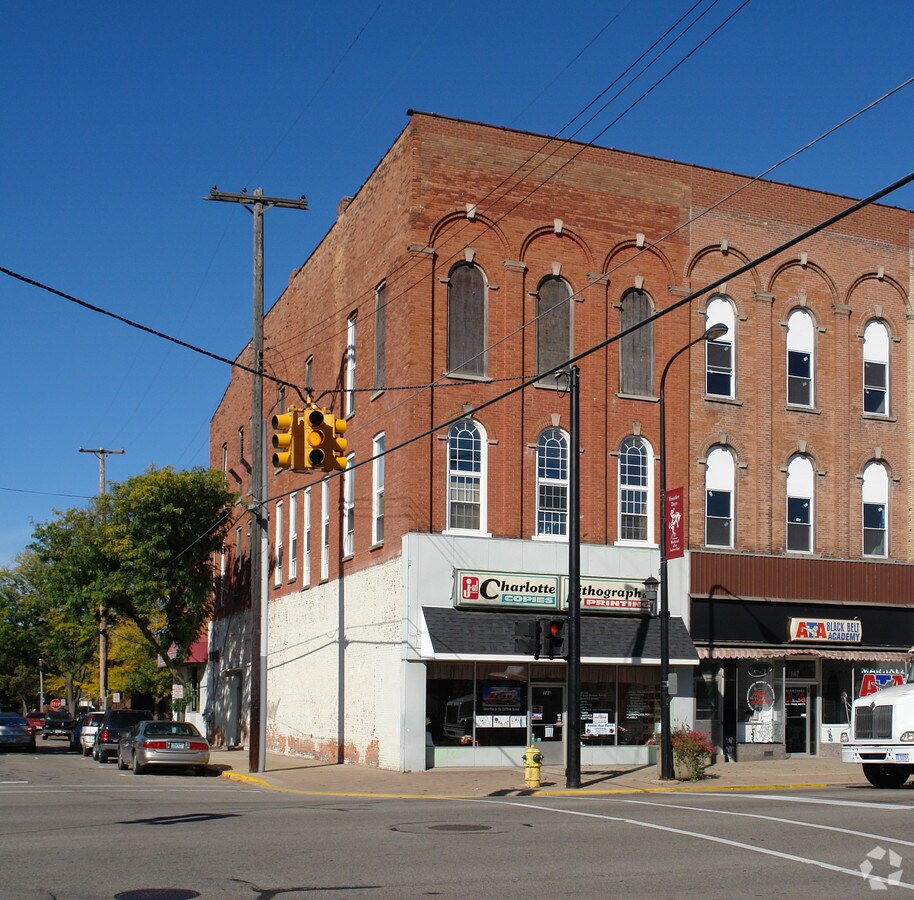 144 S Cochran Ave, Charlotte, MI 48813