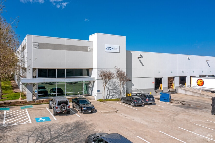 902 Nicholson Rd, Garland, TX for lease - Building Photo - Image 2 of 9