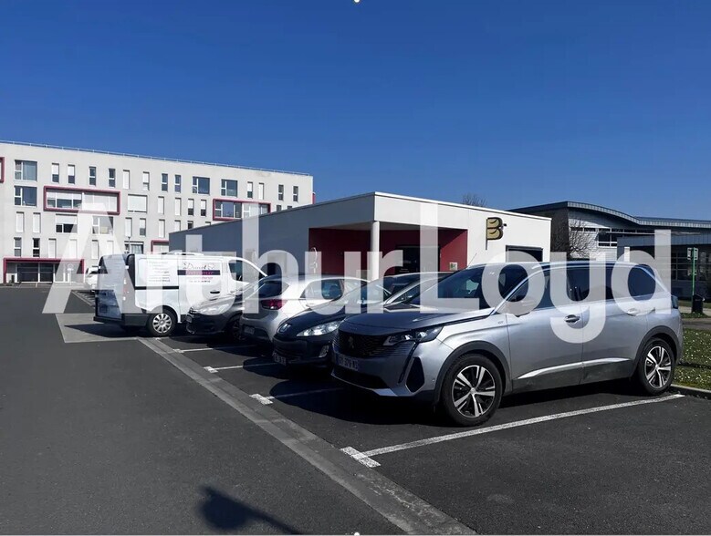 Office in Ifs for lease - Building Photo - Image 2 of 4