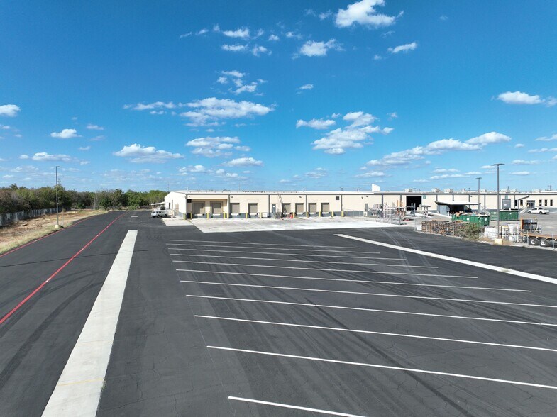 5827 W Us Highway 90, San Antonio, TX for lease - Building Photo - Image 2 of 4