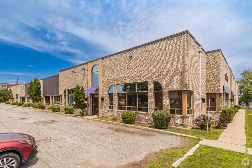 3049 Rue Deacon, Dollard-des-Ormeaux, QC for lease - Primary Photo - Image 1 of 7