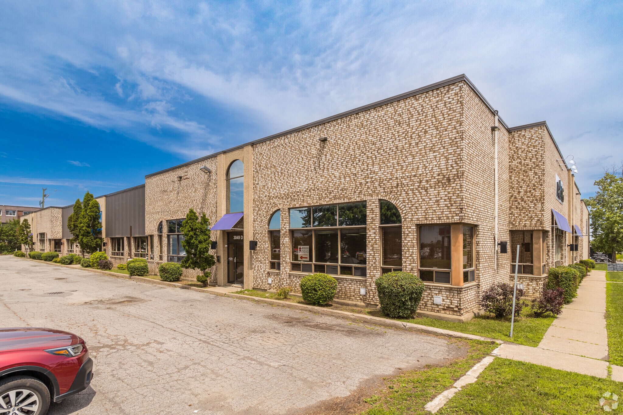 3049 Rue Deacon, Dollard-des-Ormeaux, QC for lease Primary Photo- Image 1 of 8