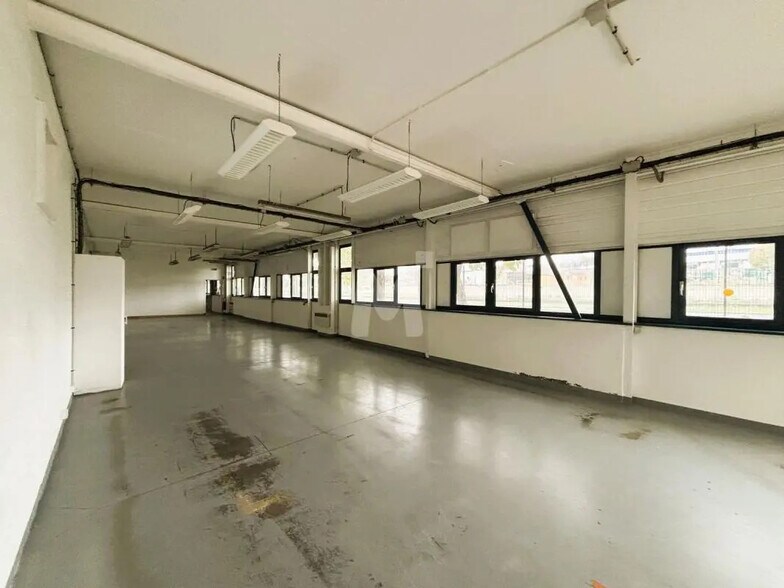 Flex in Fresnes for lease - Interior Photo - Image 3 of 14
