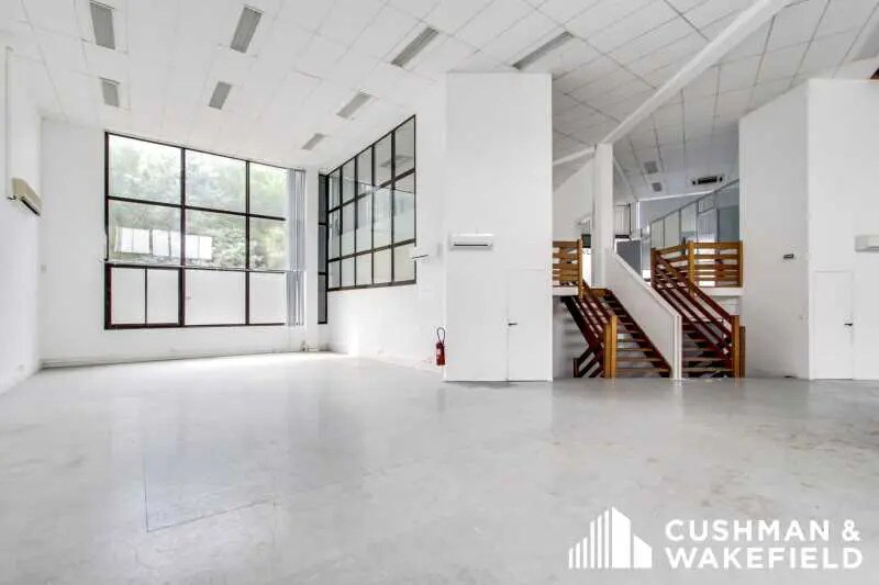 30 Avenue Du Chateau De Jouques, Gémenos for lease - Interior Photo - Image 2 of 13