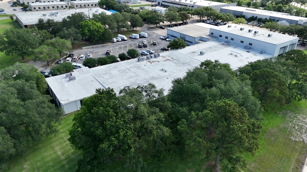 104 Industrial Blvd, Sugar Land, TX for lease - Building Photo - Image 3 of 3