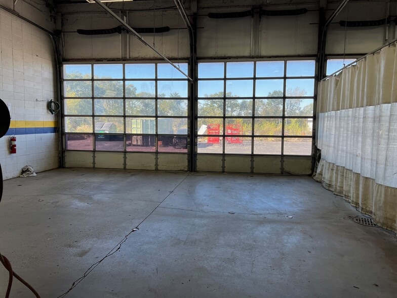 1385 E Chicago St, Elgin, IL for lease - Building Photo - Image 3 of 10