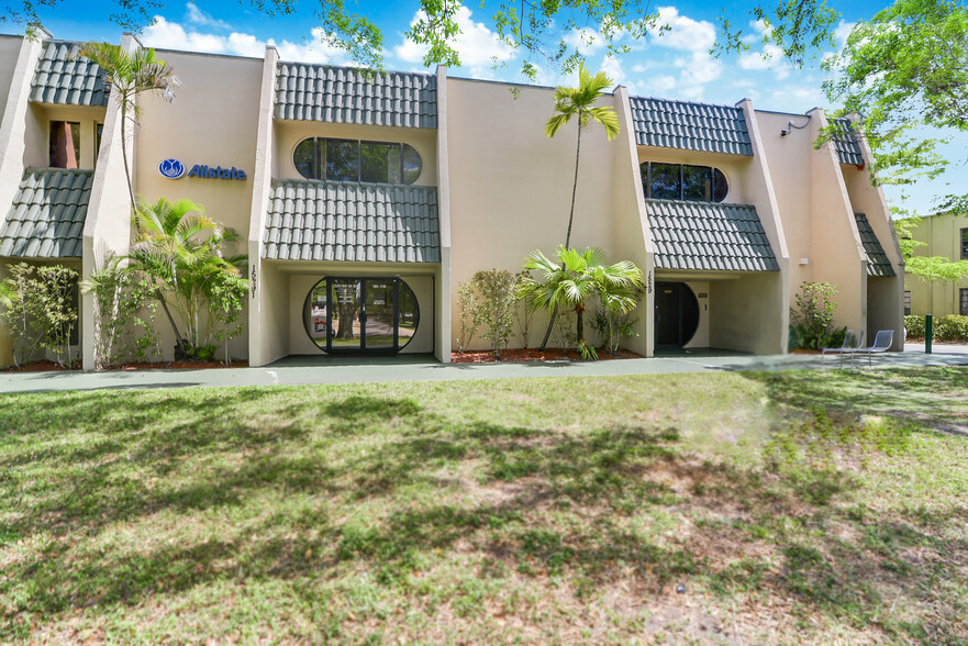 15291-15327 NW 60th Ave, Miami Lakes, FL for lease - Building Photo - Image 1 of 3