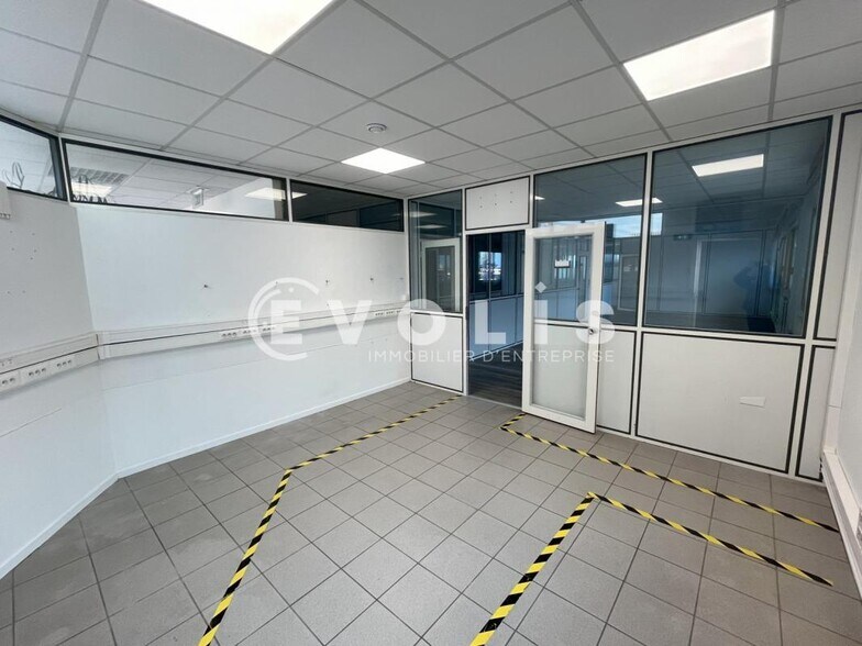 Office in Camon for lease - Interior Photo - Image 2 of 9