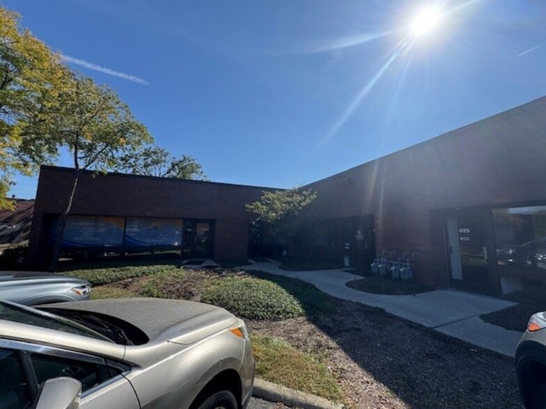 925 N Plum Grove Rd, Schaumburg, IL for lease - Building Photo - Image 2 of 6