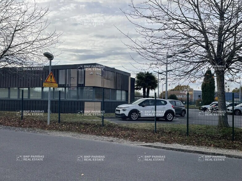 Flex in Ingré for lease - Building Photo - Image 3 of 9