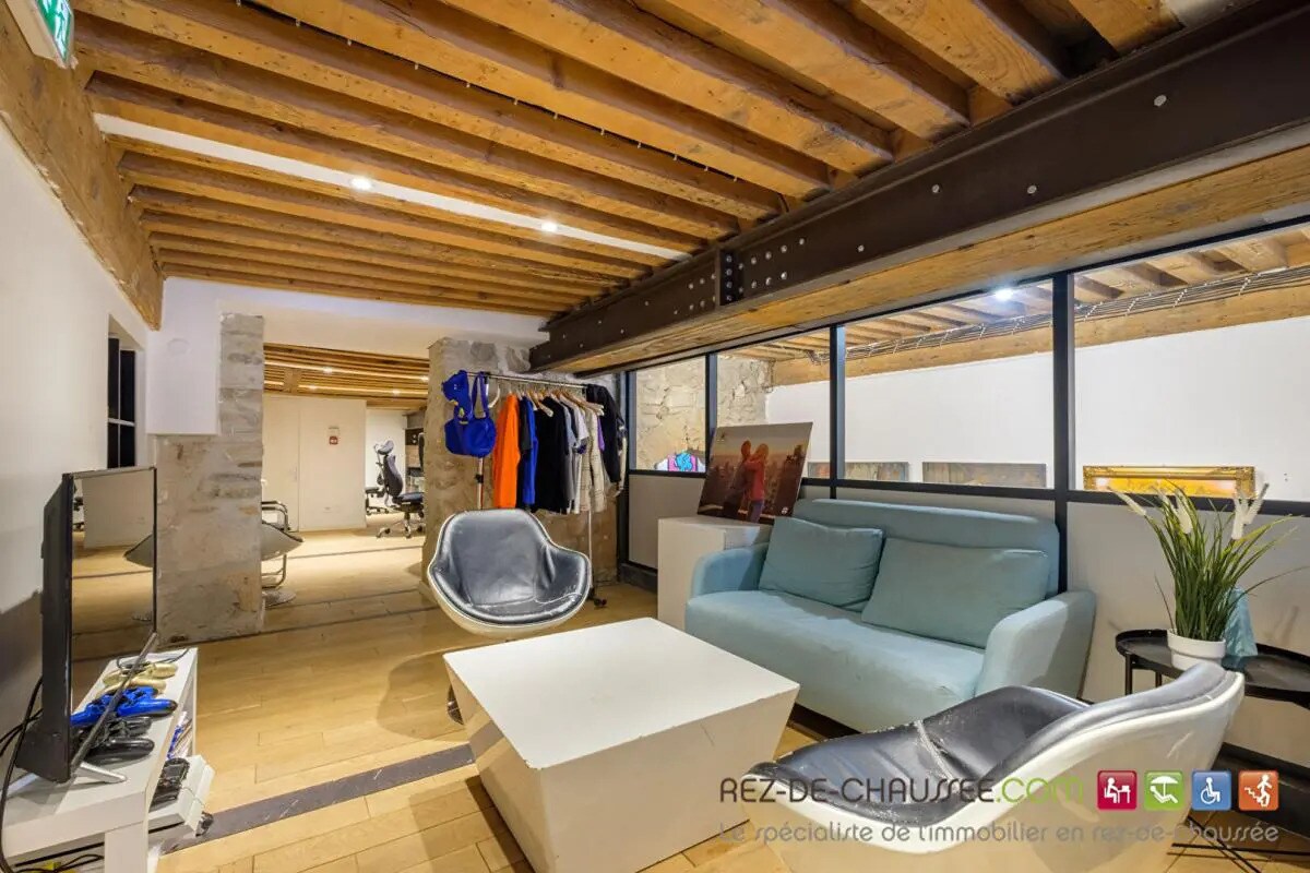 Office in Lyon for sale Building Photo- Image 1 of 25