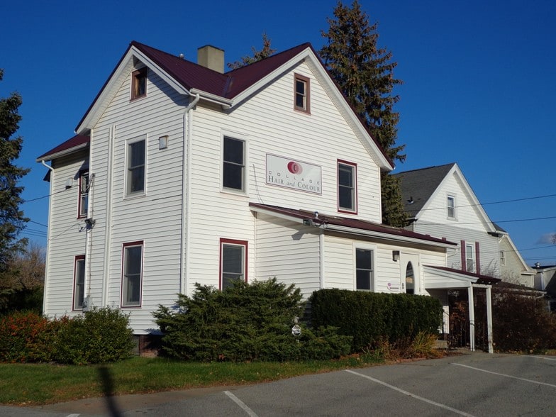 5 Manchester Rd, Poughkeepsie, NY 12603