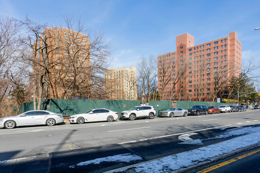 801 Co Op City Blvd, Bronx, NY for lease - Construction Photo - Image 2 of 4