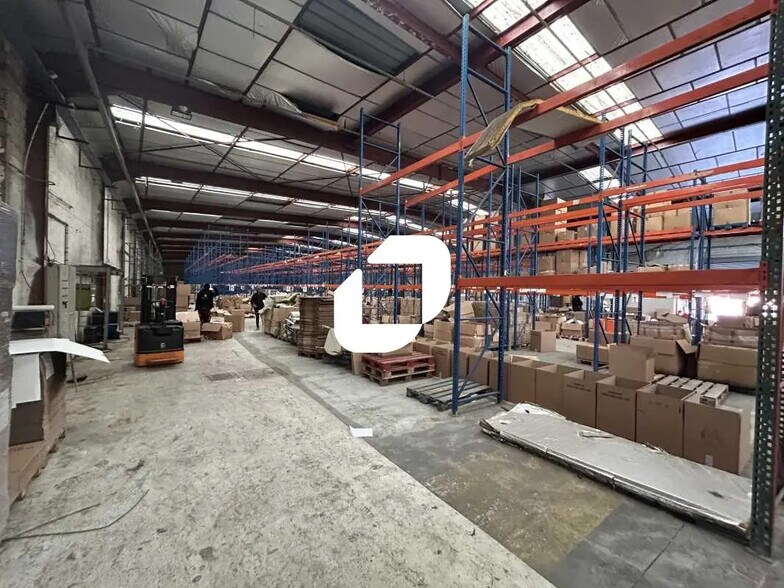 Flex in Aubervilliers for lease - Interior Photo - Image 1 of 8