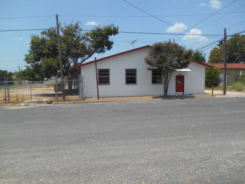 185 S Titus St, Giddings, TX for sale - Primary Photo - Image 1 of 27