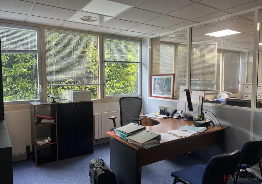 Office in Bois-Guillaume for lease - Interior Photo - Image 2 of 5