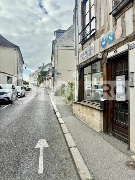 Retail in Compiègne for lease - Building Photo - Image 2 of 4