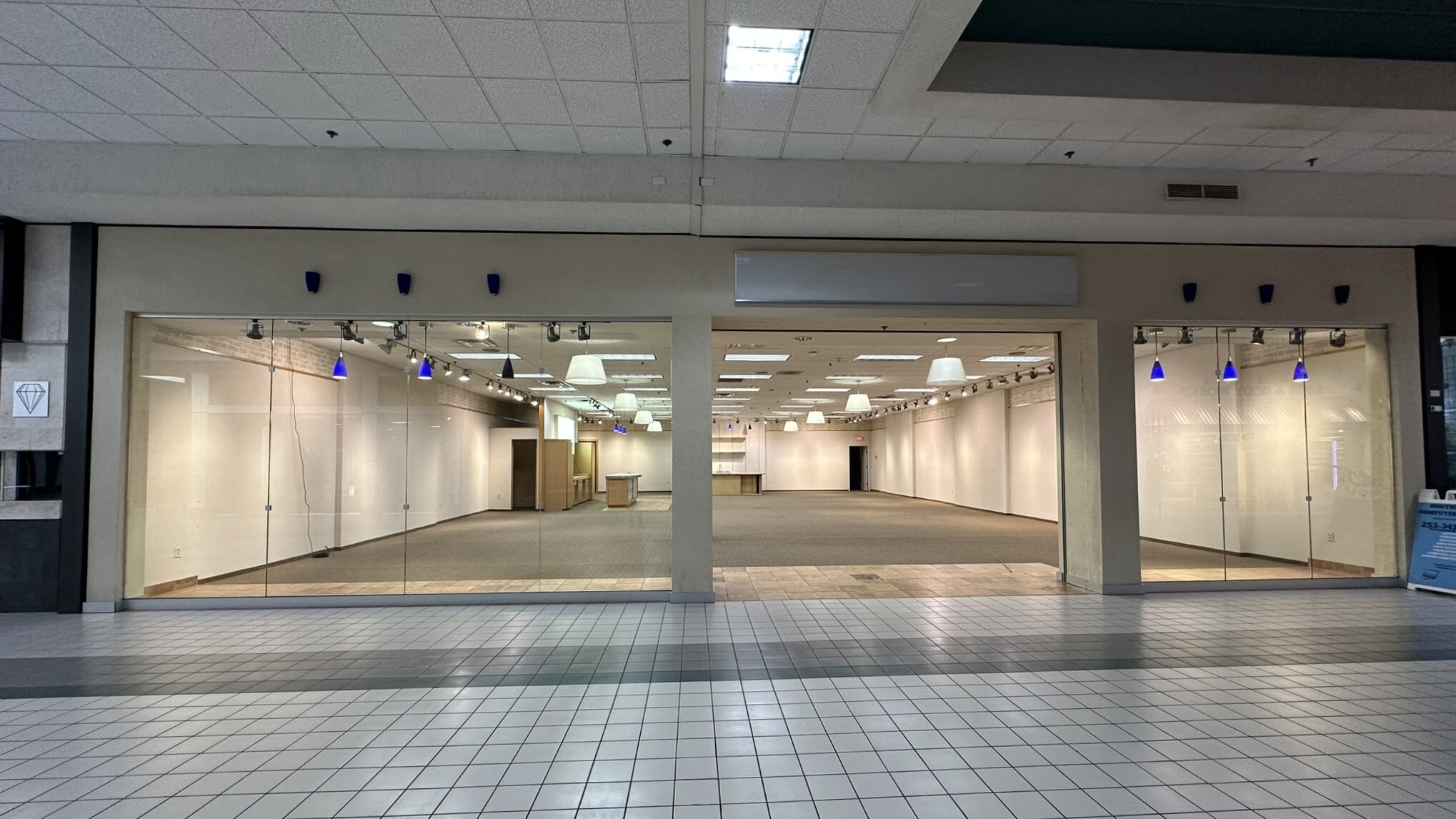 341-351 Three Rivers Dr, Kelso, WA for lease Interior Photo- Image 1 of 10