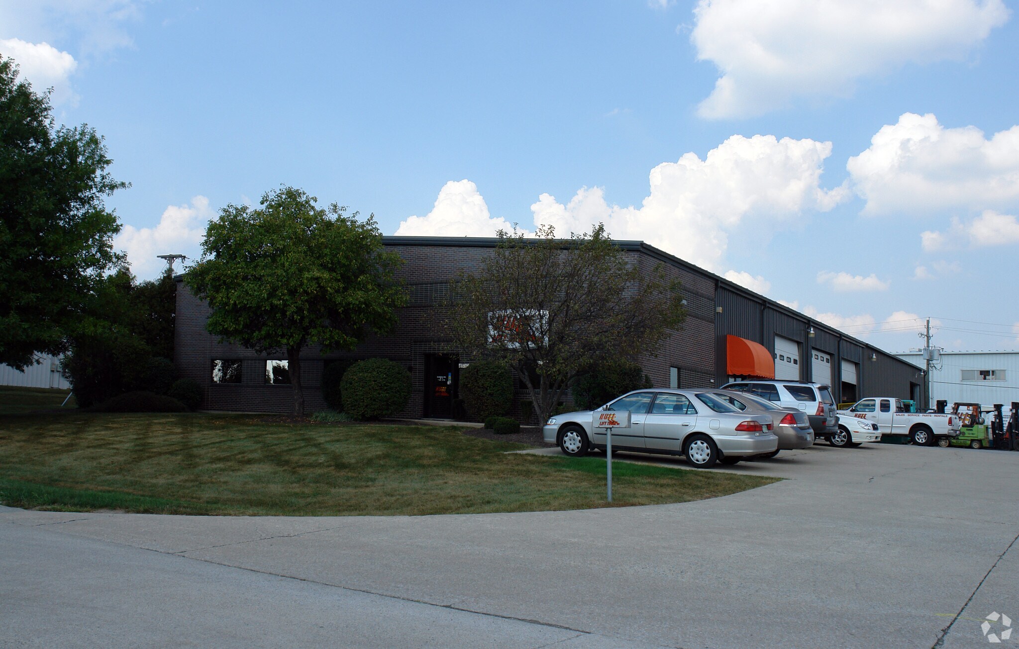 2530 Charleston Pl, Fort Wayne, IN for sale Primary Photo- Image 1 of 1