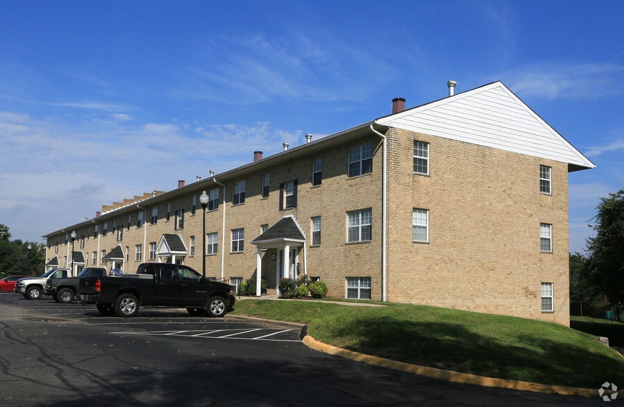 The Glen Burnie Apartment Collection portfolio of 3 properties for sale on LoopNet.com - Primary Photo - Image 1 of 4