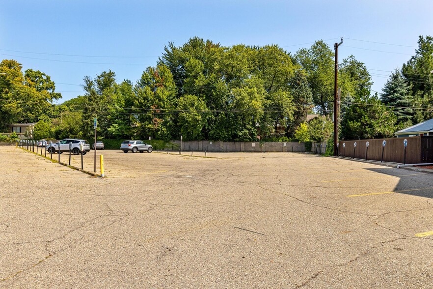 17770 Mack Ave, Grosse Pointe, MI for lease - Building Photo - Image 3 of 14