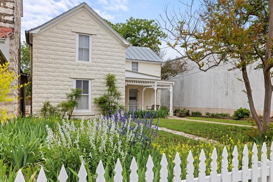 421 W Main St, Fredericksburg, TX for sale - Building Photo - Image 2 of 16