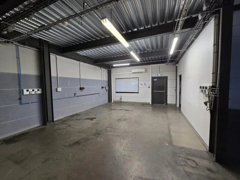 Flex in Nîmes for lease - Interior Photo - Image 2 of 23