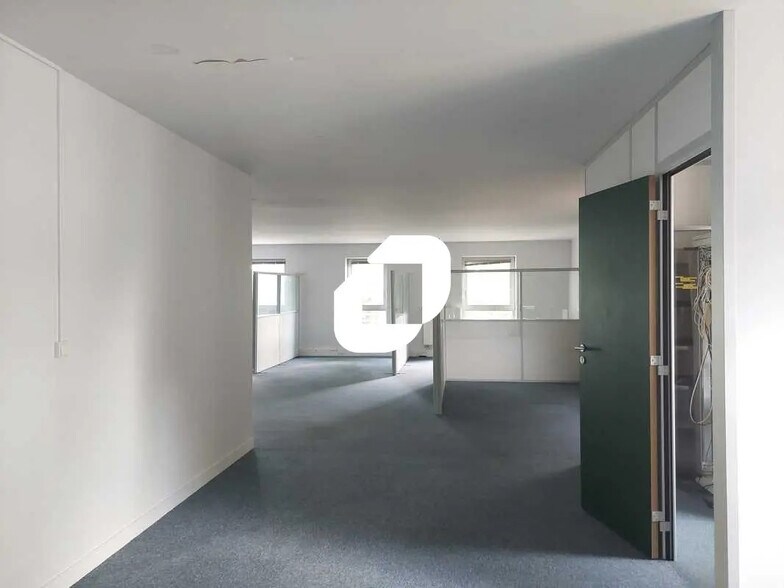 Flex in Voisins-le-Bretonneux for lease - Interior Photo - Image 3 of 11