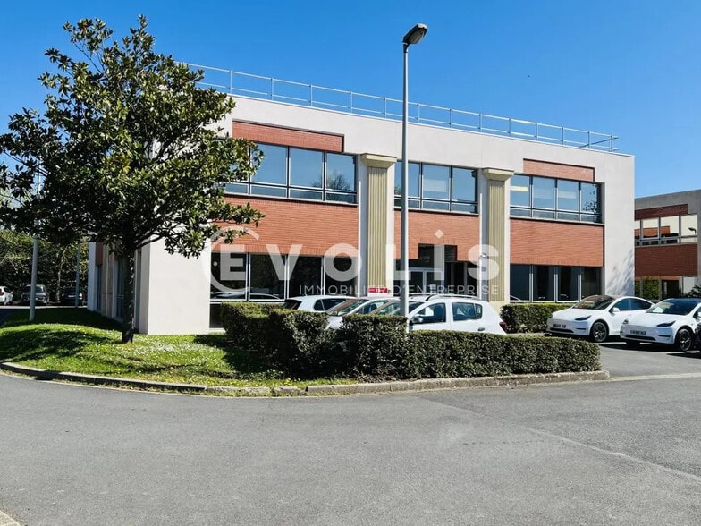 Office in Émerainville for lease - Building Photo - Image 1 of 17