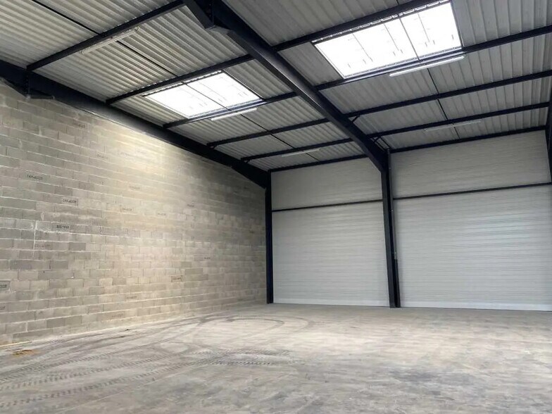 Flex in Saint-Priest for lease - Interior Photo - Image 2 of 7