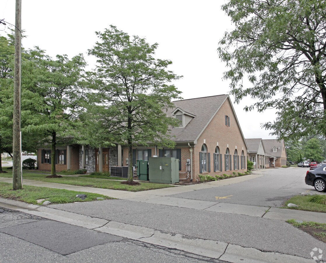 2050 Livernois Rd, Troy, MI 48083