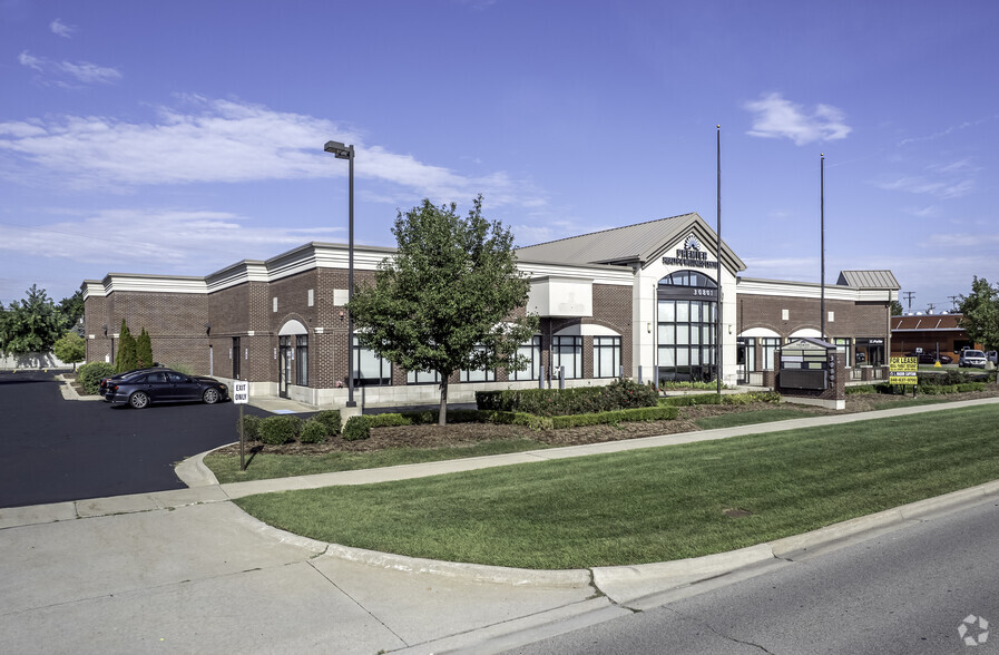 30801 Schoenherr Rd, Warren, MI for lease - Primary Photo - Image 1 of 6