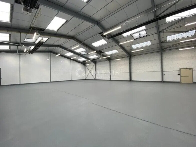 Flex in Ecquevilly for lease - Interior Photo - Image 3 of 11