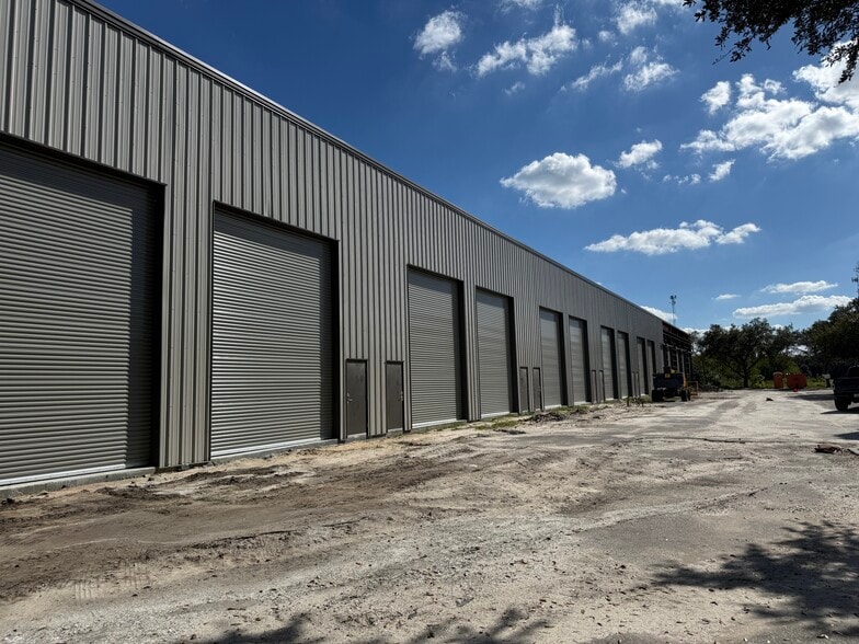 1402-1472 Old Dixie Hwy, Vero Beach, FL for lease - Building Photo - Image 3 of 16