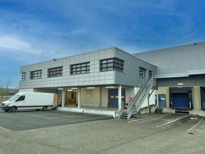 Office in Miribel for lease - Building Photo - Image 3 of 10