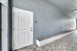 550 SE Port St Lucie Blvd, Port Saint Lucie, FL for lease Building Photo- Image 1 of 6