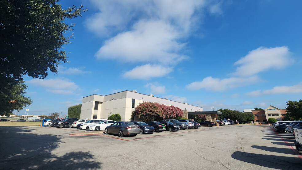 560 W Main St, Lewisville, TX for lease - Building Photo - Image 1 of 29