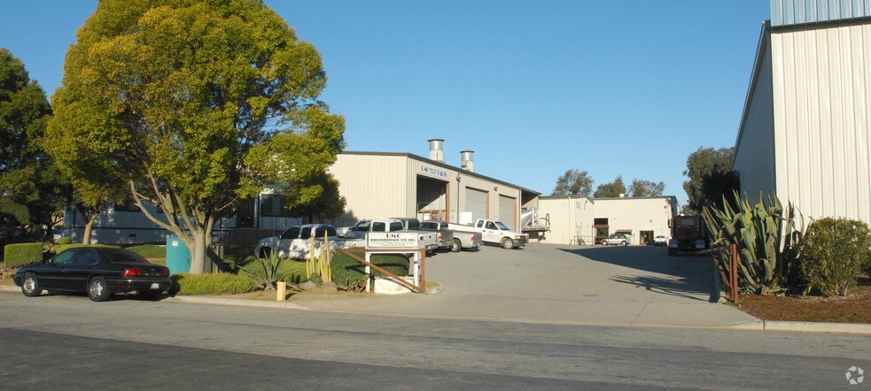 Large Equipment/Vehicle Paint & Repair F portfolio of 2 properties for sale on LoopNet.com - Primary Photo - Image 1 of 1