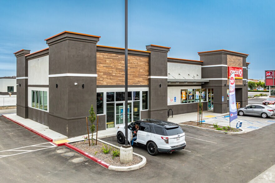 3426 N Dinuba Blvd, Visalia, CA for sale - Primary Photo - Image 1 of 18