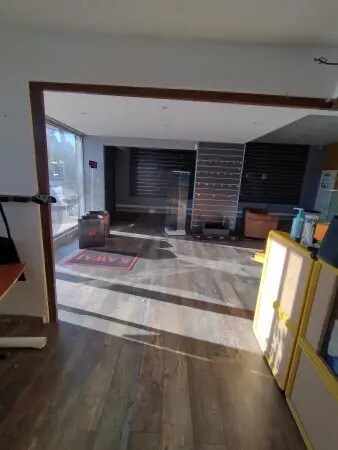 Flex in Perpignan for lease - Interior Photo - Image 2 of 4