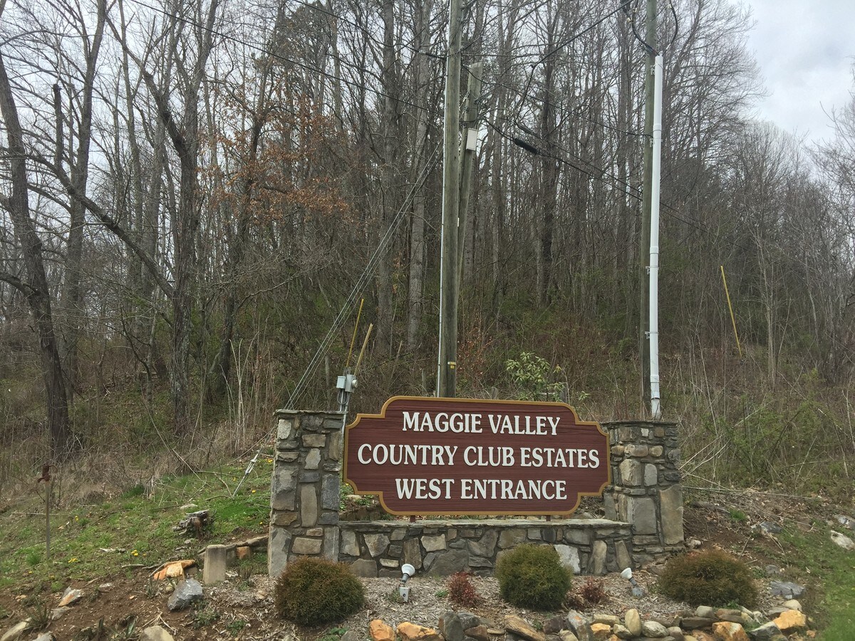 13 COUNTRY CLUB Dr, Maggie Valley, NC 28751