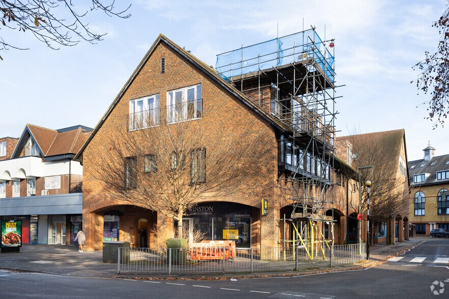 96 Victoria Rd, Horley for lease - Primary Photo - Image 1 of 2