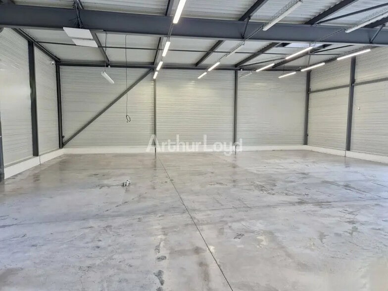 Retail in Reims for lease - Interior Photo - Image 3 of 7