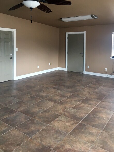 5103 Estes Pky, Longview, TX for lease - Interior Photo - Image 2 of 9