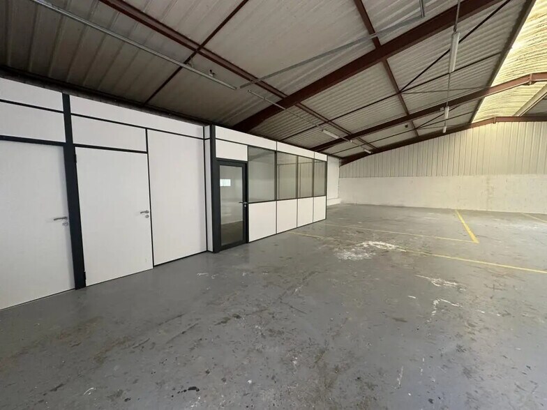 Industrial in Gasville-Oisème for lease - Interior Photo - Image 2 of 38
