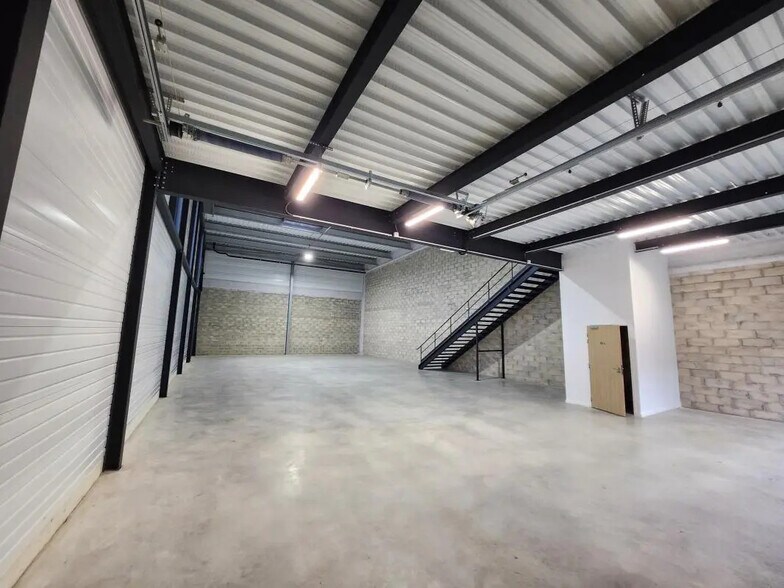 Flex in Éragny for lease - Interior Photo - Image 3 of 10