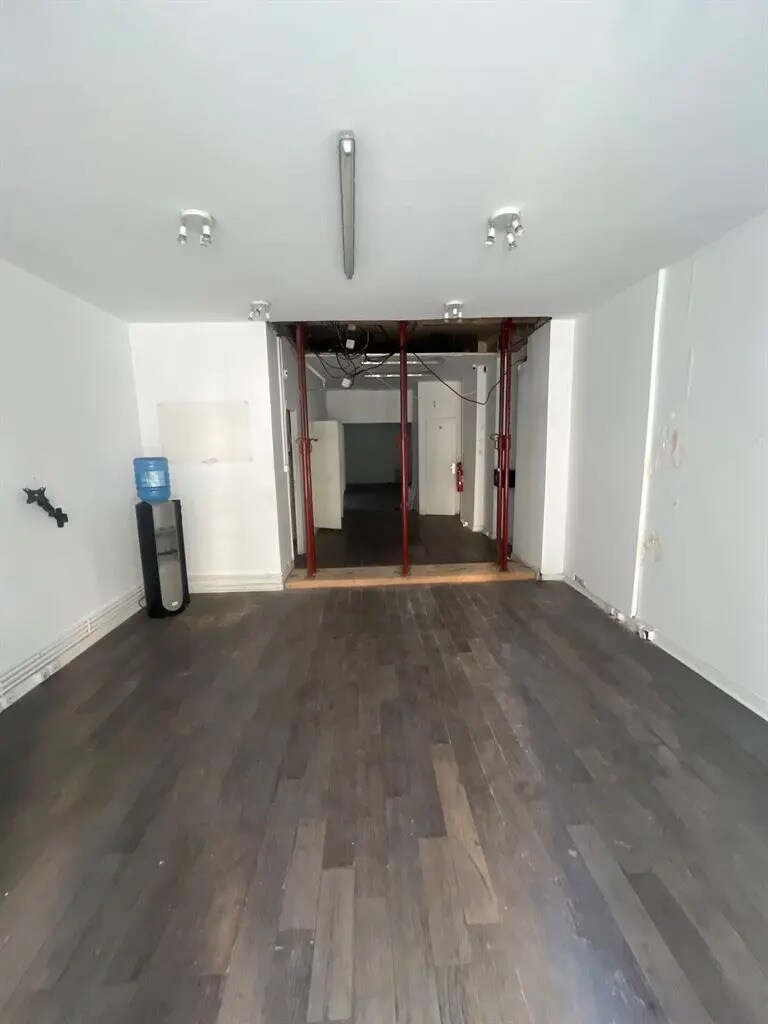 Retail in Paris for lease Building Photo- Image 1 of 7