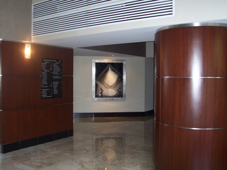 6100 Glades Rd, Boca Raton, FL for lease - Lobby - Image 2 of 4