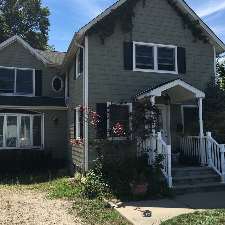 146 Farmingdale Rd, W Babylon, NY 11704