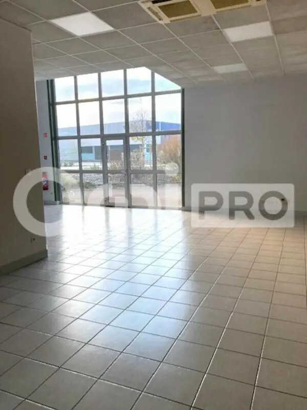 Office in Ingré for lease Interior Photo- Image 1 of 7